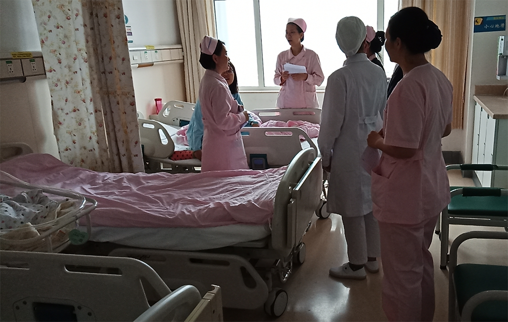 产科陪护动态：跟随查房的温暖守护