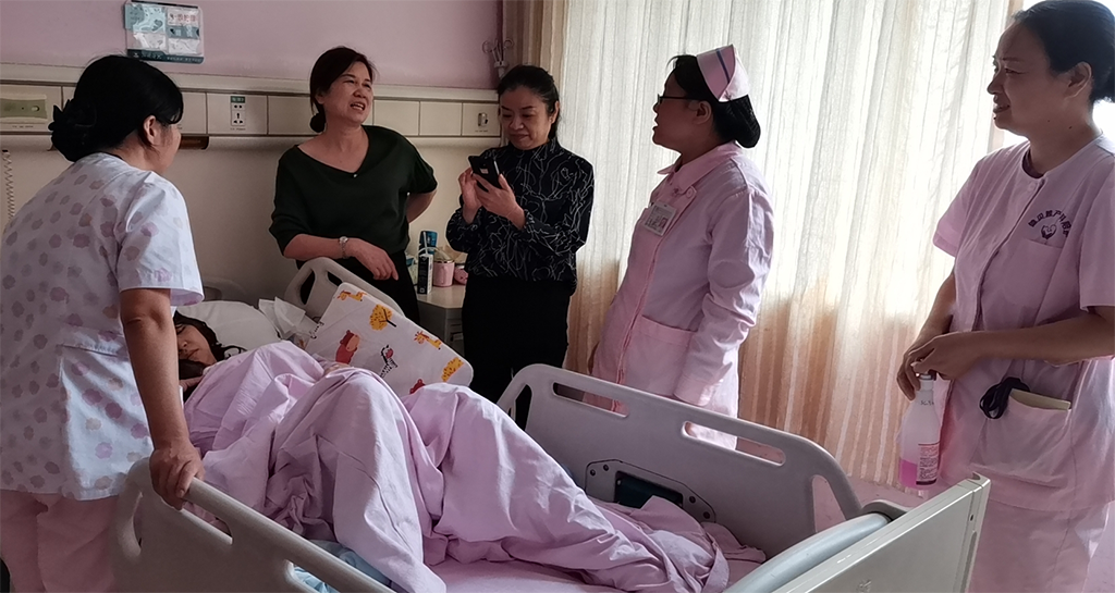 产科陪护动态：跟随查房的温暖守护